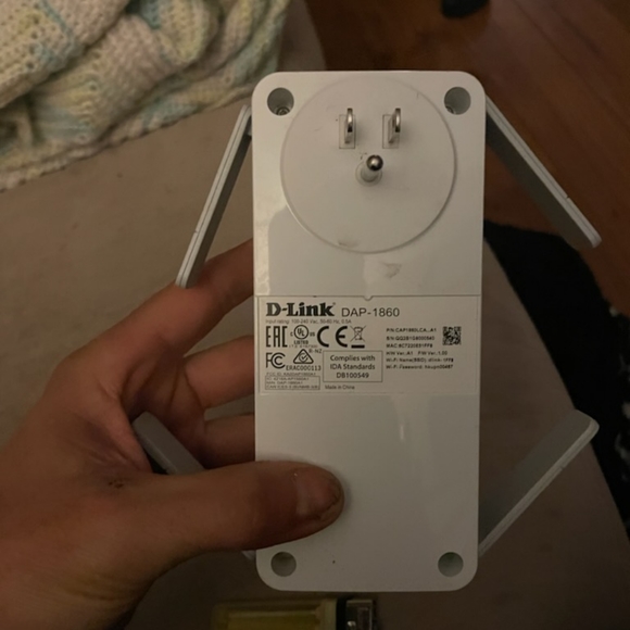 Drink internet router plugs in wall - Picture 2 of 3